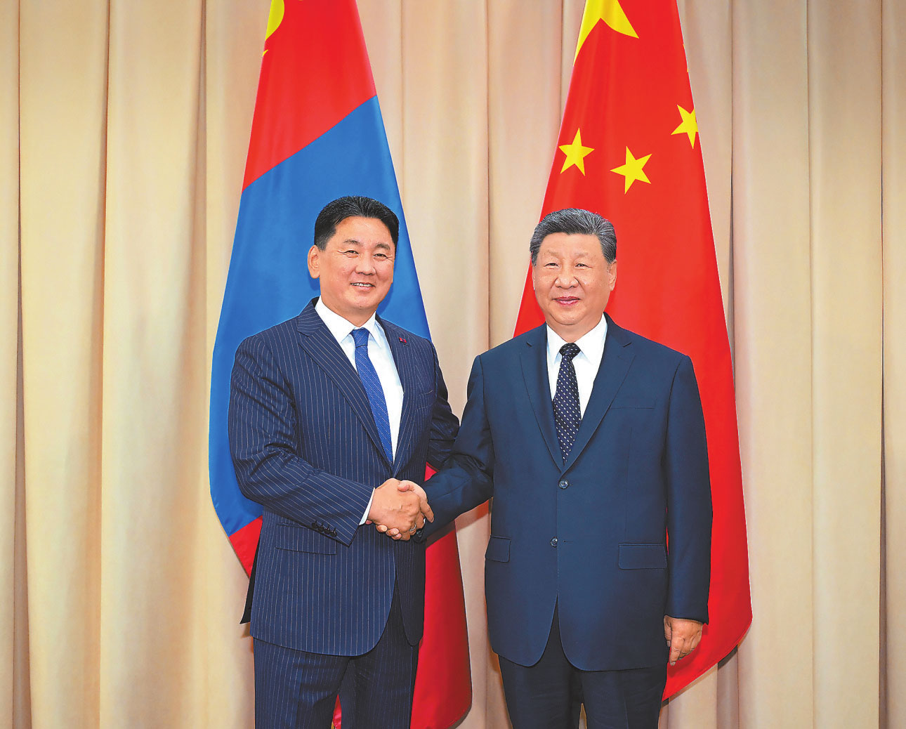 ས་གནས་དེ་གའི་དུས་ཚོད་ཟླ་8ཚེས་31ཉིན་གྱི་ཕྱི་དྲོར། རྒྱལ་ཁབ་ཀྱི་ཀྲུའུ་ཞི་ཞི་ཅིན་ཕིང་པི་སི་ཁེག་ཏུ་2026ལོའི་ཧྲང་ཧའེ་མཉམ་ལས་རྩ་འཛུགས་ཀྱི་དབུ་ཚོགས་ལ་ཞུགས་རིང་། མོང་གོལ་རྒྱལ་ཁབ་ཀྱི་ཙུང་ཐུང་ཧུའུ་རི་ལེ་སུའུ་ཧོ་དང་མཇལ་འཛོམས་གནང་བ།