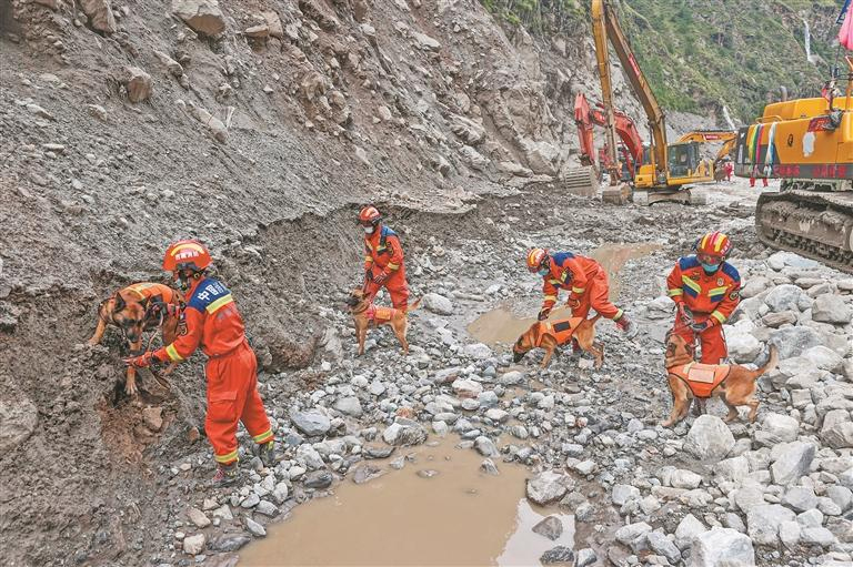 འདི་ནི་ཟླ་8ཚེས་30ཉིན། བོད་ལྗོངས་གཞིས་རྩེ་མེ་གསོད་རོགས་སྐྱོབ་ཉིང་ལག་རུ་ཁག་གི་རུ་མིས་རྫི་ཁྱི་ཁྲིད་དེ་སྐྱིད་གྲོང་འགག་སྒོ་དང་བར་ཐག་སྤྱི་ལེ་1ཙམ་ཡོད་པའི་ས་ཁོངས་སུ་མི་སྣ་འཚོལ་སྐྱོབ་ལས་འགན་ཧུར་ཐག་སྒྲུབ་བཞིན་པ།
