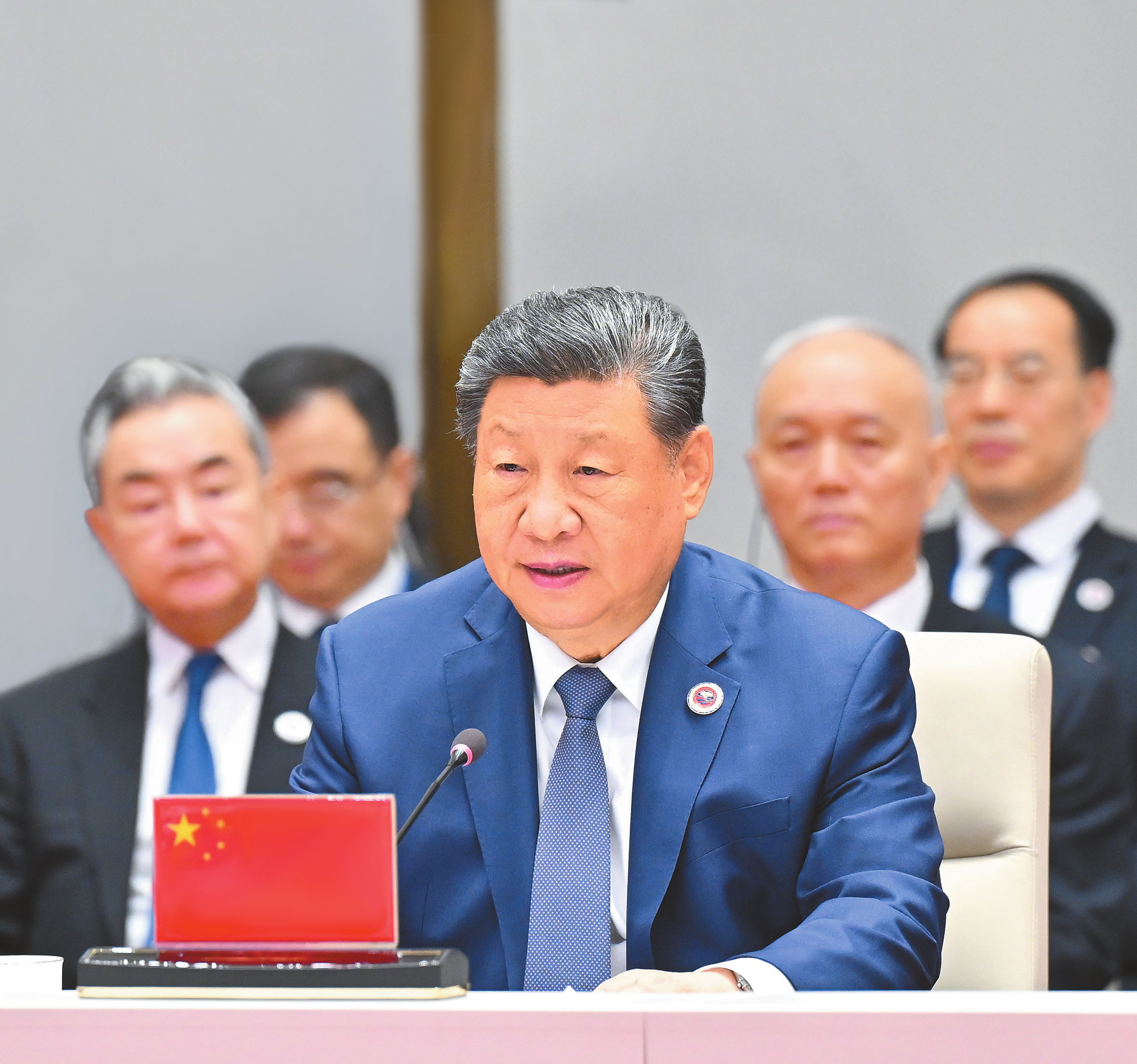 འདི་ནི་ཞི་ཅིན་ཕིང་གིས《ཧྲང་ཧའེ་མཉམ་ལས་རྩ་འཛུགས་སྤུས་ཚད་དེ་བས་མཐོ་བའི་འཕེལ་རྒྱས་འགྲོ་བར་སྐུལ་འདེད་གཏོང་དགོས》ཞེས་འགོ་བརྗོད་དུ་འཁོད་པའི་གསུང་བཤད་གནང་བཞིན་པ།