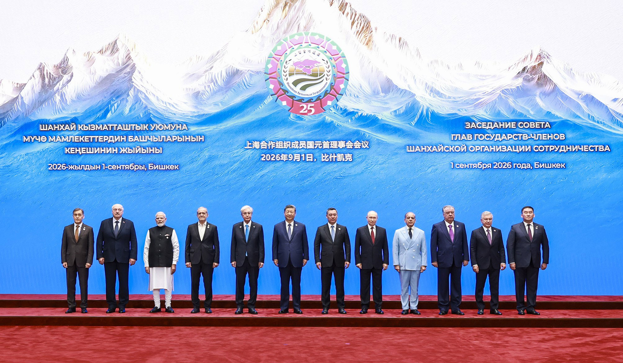 འདི་ནི་ཞི་ཅིན་ཕིང་དང་ཧྲང་ཧའེ་མཉམ་ལས་རྩ་འཛུགས་ཀྱི་ཁོངས་མིའི་རྒྱལ་ཁབ་ཀྱི་འགོ་ཁྲིད་པ་ལྷན་དུ་སྐུ་པར་བསྐྱོན་བཞིན་པ།