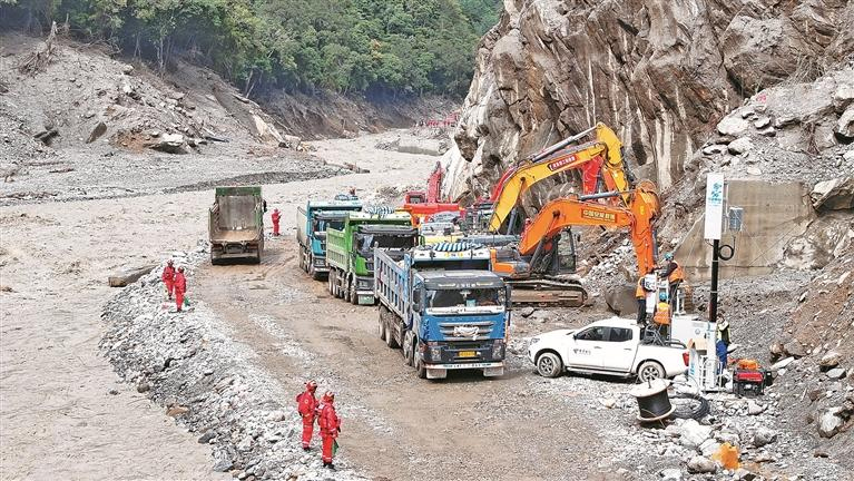 འདི་ནི་ཟོག་འདྲེན་རླངས་འཁོར་གྱིས་གོ་རིམ་ལྡན་པའི་ངང་རྡོ་དབོར་བཞིན་པ།