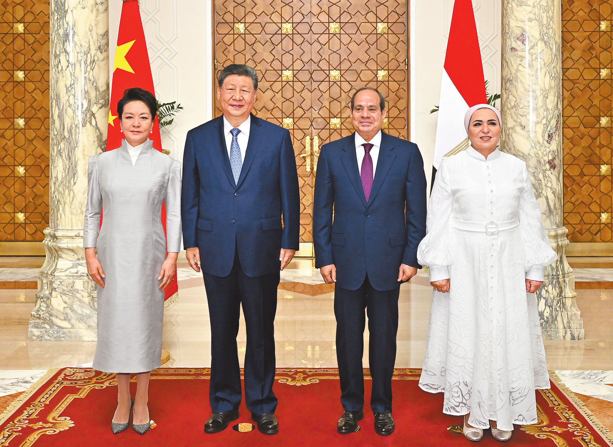 འདི་ནི་ཞི་ཅིན་ཕིང་དང་སྐུ་ཟླ་ཕེང་ལི་ཡོན་རྣམ་གཉིས་ཀྱིས་སའེ་ཤིས་དང་སྐུ་ཟླ་དབྱི་ཐི་སར་དང་ལྷན་དུ་རྒྱལ་ཁབ་གཉིས་པོའི་རྒྱལ་དར་མདུན་དུ་ལྷན་བཞུགས་དྲན་རྟེན་སྐུ་པར་བསྐྱོན་བཞིན་པ།