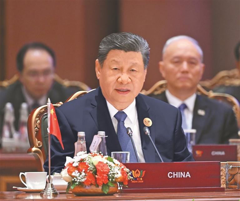 ས་གནས་དེ་གའི་དུས་ཚོད་ཟླ་9ཚེས་12ཉིན་གྱི་ཕྱི་དྲོར། རྒྱལ་ཁབ་ཀྱི་ཀྲུའུ་ཞི་ཞི་ཅིན་ཕིང་གིས་རྡི་ལི་གསར་པར་འབོ་གསེར་རྒྱལ་ཁབ་ཀྱི་འགོ་ཁྲིད་པའི་མཇལ་འཛོམས་ཐེངས་བཅོ་བརྒྱད་པའི་དུས་མཚམས་དང་པོའི་ཚོགས་འདུར་ཞུགས་ཤིང་། འདི་ནི་ཞི་ཅིན་ཕིང་གིས་གསུང་བཤད་གལ་ཆེན་གནང་བཞིན་པ།