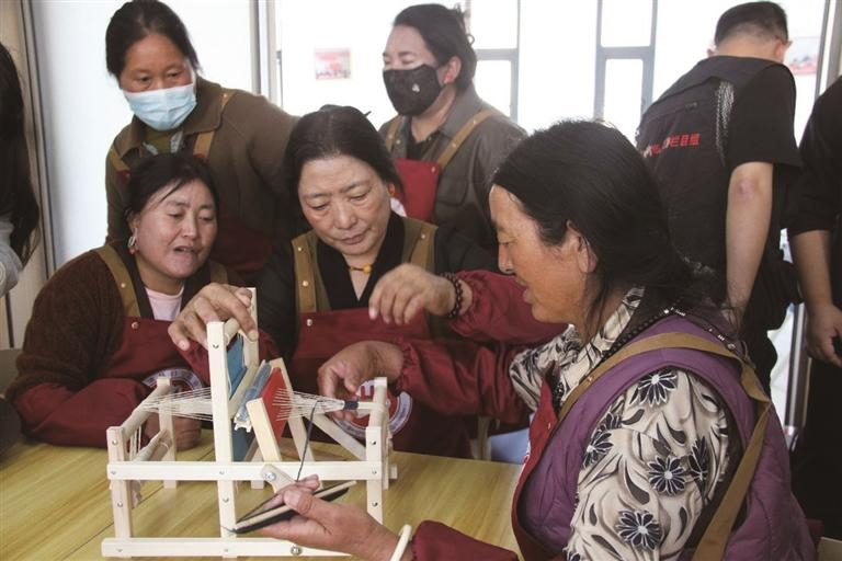 འདི་ནི་ལི་ཐང་རྫོང་གི་འབྲོག་མོས་མངོན་མིན་རིག་གནས་ཤུལ་བཞག་བལ་ལས་རྩལ་ནུས་སྦྱོང་བཞིན་པ།