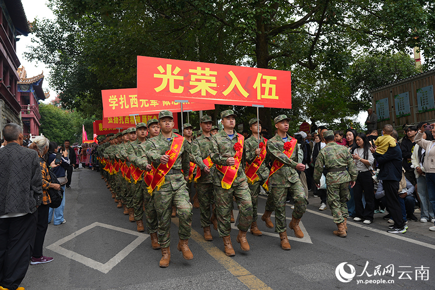གསར་བརྗེའི་གནས་གཞིའི་ས་ཁུལ་རྙིང་པའི་ཝེ་ཞིན་རྫོང་ནས་ཡོང་བའི་དམག་མི་གསར་པ་62གཟི་བརྗིད་ལྡན་པའི་ངང་དམག་ལ་ཞུགས་པ་རེད།