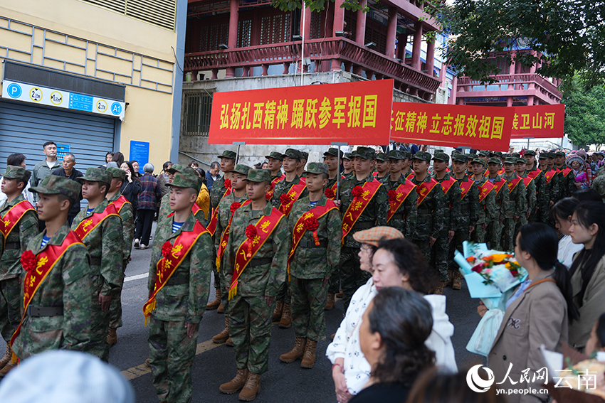 གསར་བརྗེའི་གནས་གཞིའི་ས་ཁུལ་རྙིང་པའི་ཝེ་ཞིན་རྫོང་ནས་ཡོང་བའི་དམག་མི་གསར་པ་62གཟི་བརྗིད་ལྡན་པའི་ངང་དམག་ལ་ཞུགས་པ་རེད།