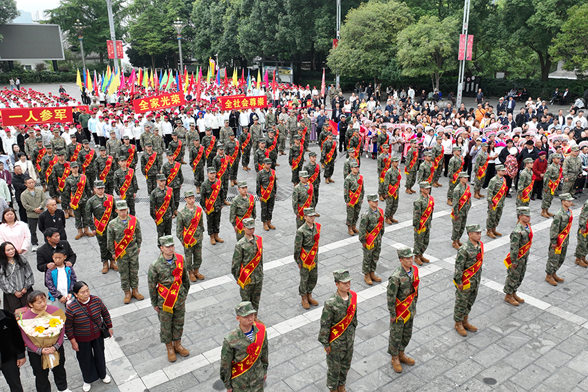 གསར་བརྗེའི་གནས་གཞིའི་ས་ཁུལ་རྙིང་པའི་ཝེ་ཞིན་རྫོང་ནས་ཡོང་བའི་དམག་མི་གསར་པ་62གཟི་བརྗིད་ལྡན་པའི་ངང་དམག་ལ་ཞུགས་པ་རེད།
