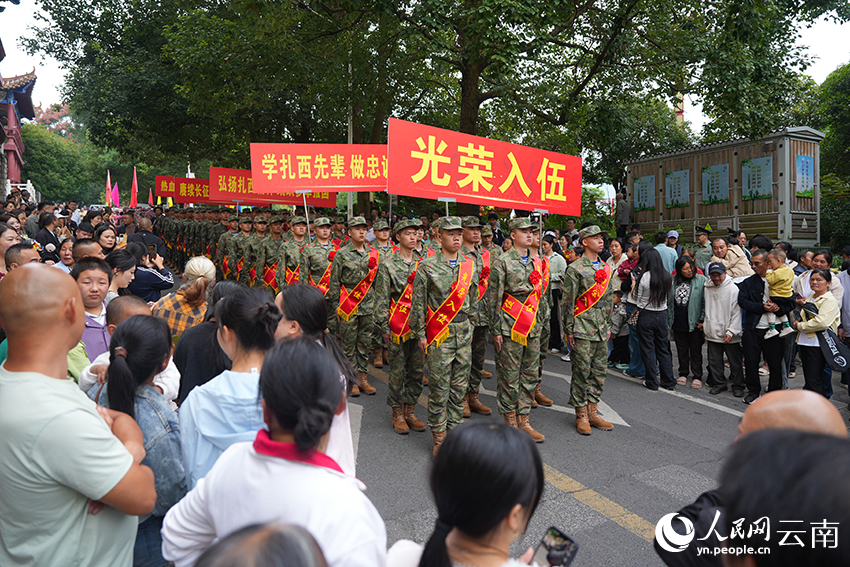 གསར་བརྗེའི་གནས་གཞིའི་ས་ཁུལ་རྙིང་པའི་ཝེ་ཞིན་རྫོང་ནས་ཡོང་བའི་དམག་མི་གསར་པ་62གཟི་བརྗིད་ལྡན་པའི་ངང་དམག་ལ་ཞུགས་པ་རེད།