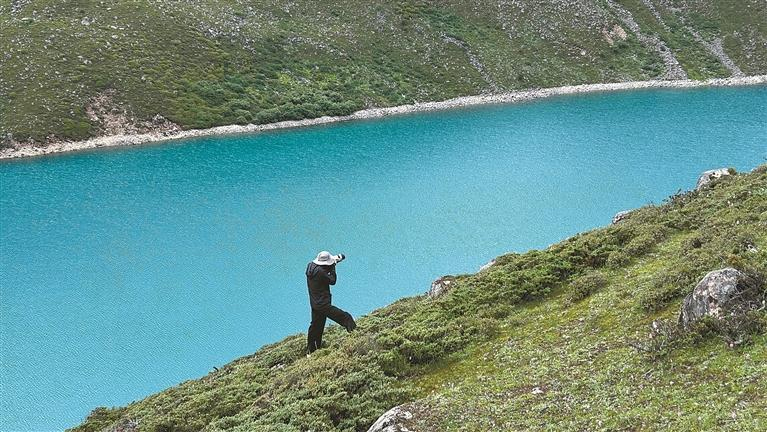 འདི་ནི་ཡུལ་སྐོར་བས་སྒྲུབ་མཚོ་པད་མ་གླིང་གི་མཛེས་ལྗོངས་པར་རྒྱག་བཞིན་པ།
