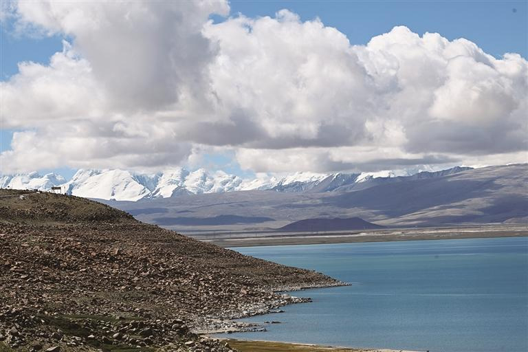 འདི་ནི་བོད་ལྗོངས་གཞིས་རྩེའི་དཔལ་ཁུད་མཚོ་མཛེས་ལྗོངས་ཁུལ་གྱི་སྟོན་དུས་ཀྱི་གངས་རི་དང་མཚོ་མོའི་མཛེས་ལྗོངས་ཡིན་པ།