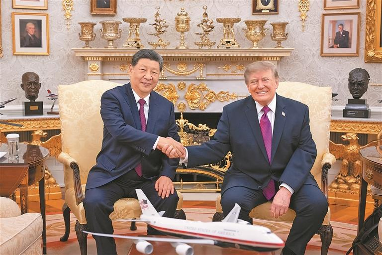 འདི་ནི་དགའ་བསུ་ཞུ་བའི་མཛད་སྒོ་མཇུག་འགྲིལ་རྗེས། རྒྱལ་ཁབ་གཉིས་པོའི་གཙོ་བདག་སྟངས་དཔྱལ་ཕོ་བྲང་དཀར་པོའི་འཇོང་དབྱིབས་གཞུང་དོན་ཁང་དུ་ཕེབས་ནས་མཛའ་བརྩེ་དང་མཛའ་མཐུན་ངང་སྤེལ་རེས་གནང་བཞིན་པ།