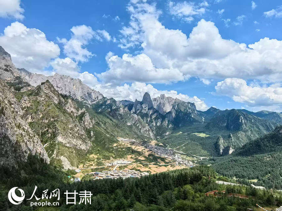 བྲག་སྒམ་ནང་གི་ལུང་ཤུར་དུ་སྔོ་ལྗང་མདོག་གིས་ཁྱབ་པ།
