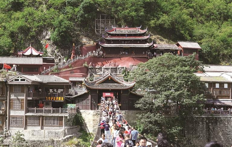 འདི་ནི་ཡུལ་སྐོར་བ་སི་ཁྲོན་ཞིང་ཆེན་དཀར་མཛེས་བོད་རིགས་རང་སྐྱོང་ཀྲོའུ་ལྕགས་ཟམ་ཁ་རྫོང་གི་ལྕགས་ཟམ་ཐོག་སྐྱོད་བཞིན་པ།
