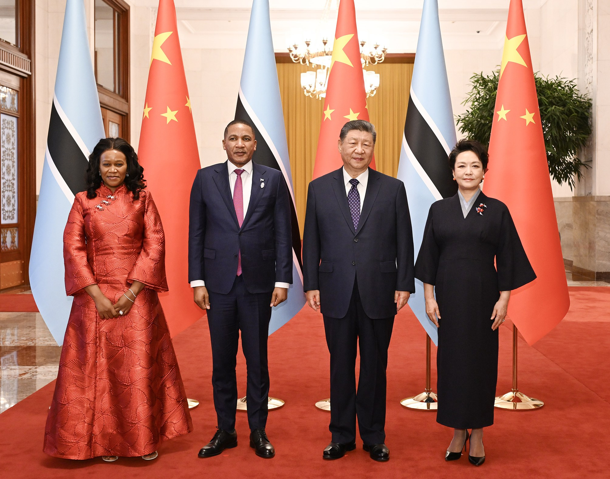 འདི་ནི་གྲོས་མོལ་མ་གནང་གོང་། ཞི་ཅིན་ཕིང་དང་སྐུ་ཟླ་ཕེང་ལི་ཡོན་རྣམ་གཉིས་ཀྱིས་མི་དམངས་ཚོགས་ཁང་ཆེ་མོའི་ཚོམས་ཆེན་བྱང་མར་པོ་ཁོའོ་དང་སྐུ་ཟླ་ཁཱ་ཨའོ་ནེར་དགའ་བསུ་ཞུ་བའི་མཛད་སྒོ་འཚོག་བཞིན་པ།