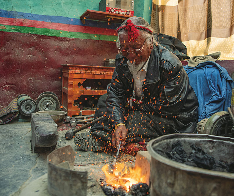 འདི་ནི་ཚེ་བརྟན་དབང་རྒྱལ་གྱིས་བོད་གྲི་རྡུང་བཞིན་པ།