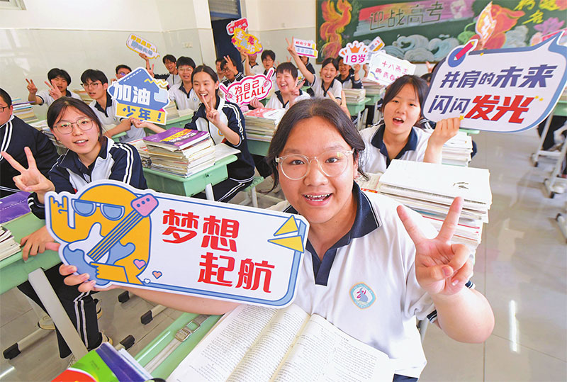 འདི་ནི་ཧོ་པེ་ཞིང་ཆེན་ཧྲི་ཅ་ཀྲོང་ཤིན་ལེ་གྲོང་ཁྱེར་སློབ་འབྲིང་བཞི་པའི་མཐོ་འབྲིང་ལོ་རིམ་གསུམ་པའི་སློབ་ཕྲུག་གིས་སློབ་ཁང་ནང་རང་ཉིད་ལ་ལྕག་སྐུལ་བྱེད་བཞིན་པ།